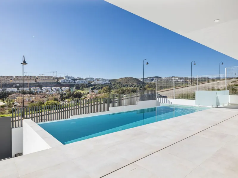 SPACIOUS CONTEMPORARY VILLA IN TOP LOCATION!