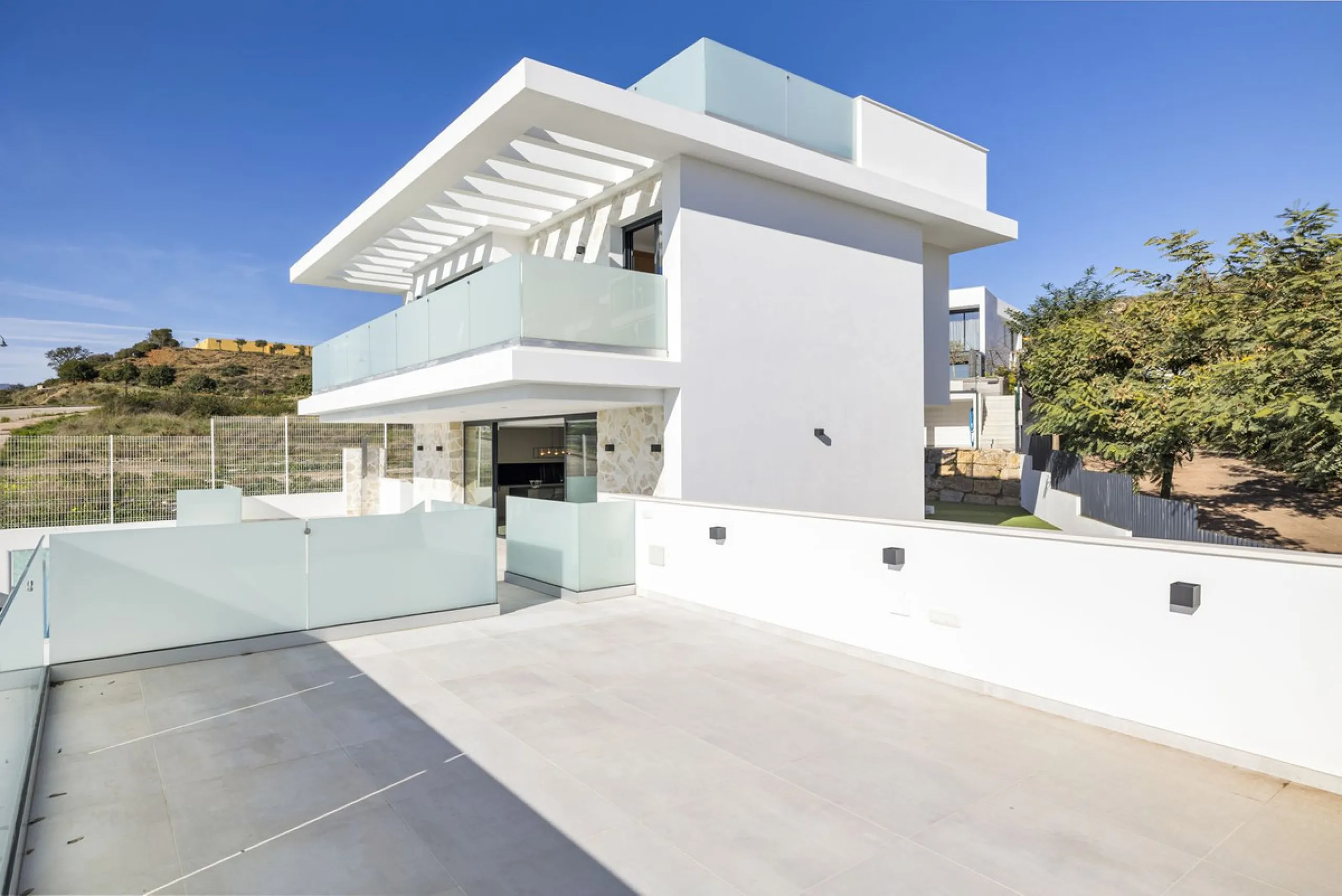 SPACIOUS CONTEMPORARY VILLA IN TOP LOCATION!