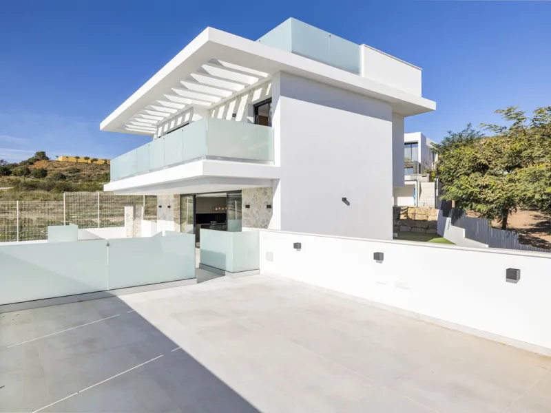 SPACIOUS CONTEMPORARY VILLA IN TOP LOCATION!