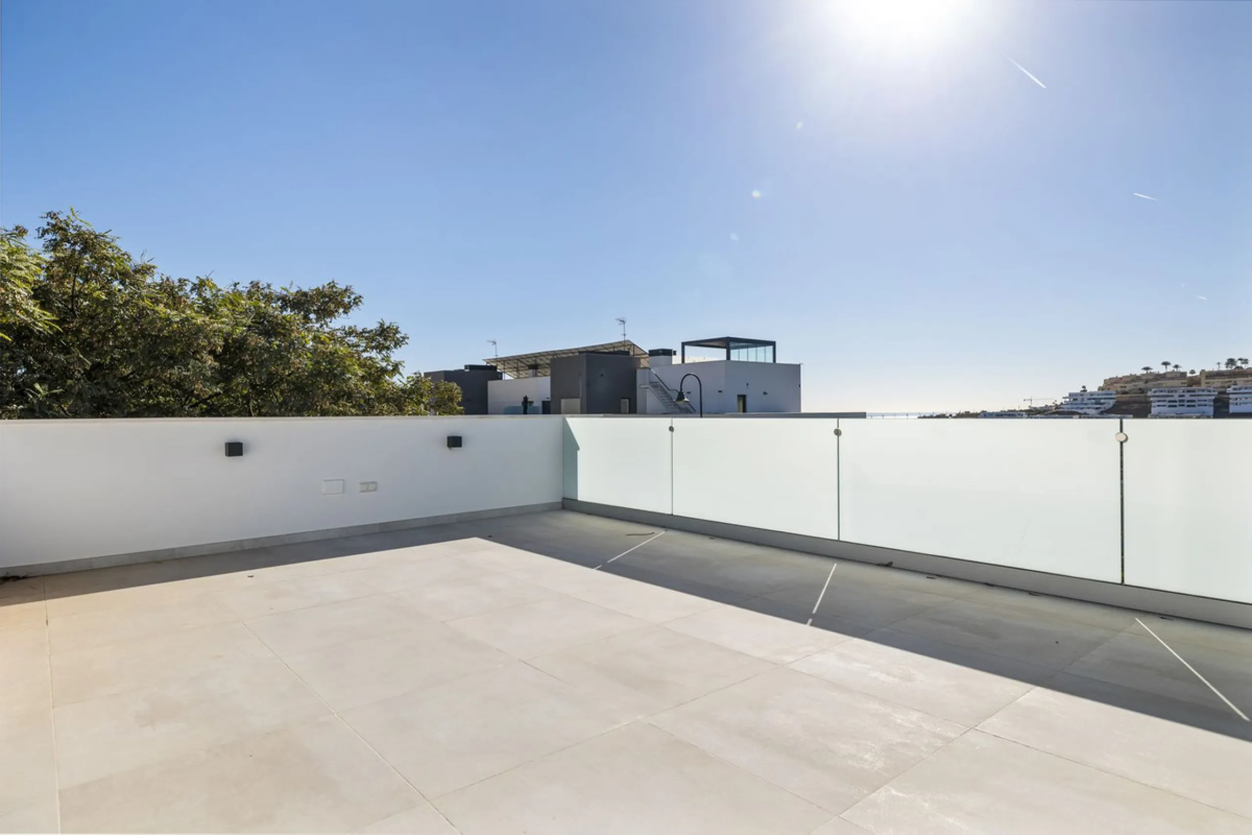 SPACIOUS CONTEMPORARY VILLA IN TOP LOCATION!