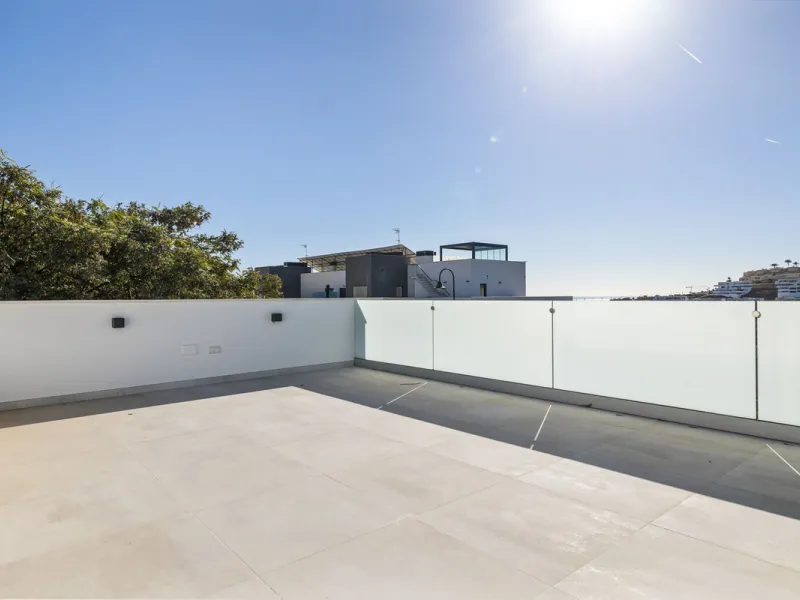 SPACIOUS CONTEMPORARY VILLA IN TOP LOCATION!