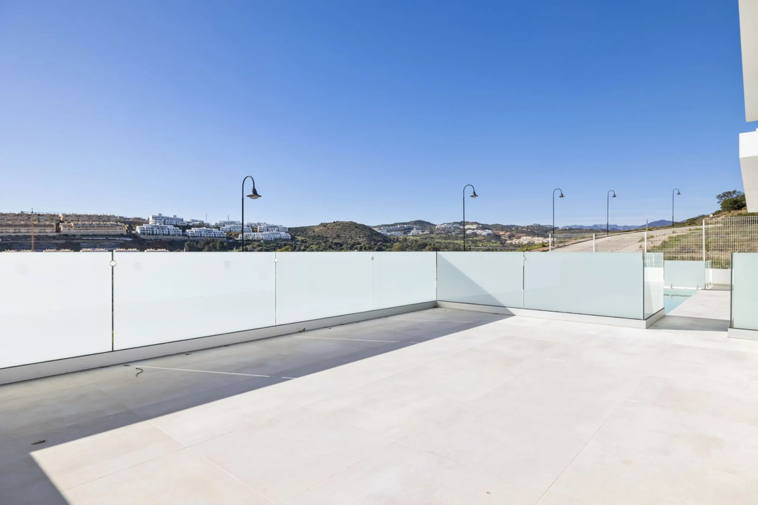 SPACIOUS CONTEMPORARY VILLA IN TOP LOCATION!
