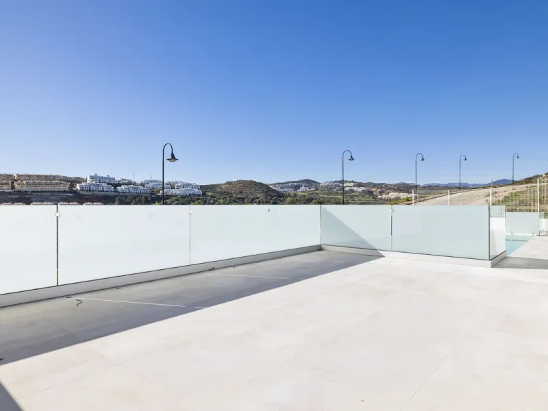 SPACIOUS CONTEMPORARY VILLA IN TOP LOCATION!