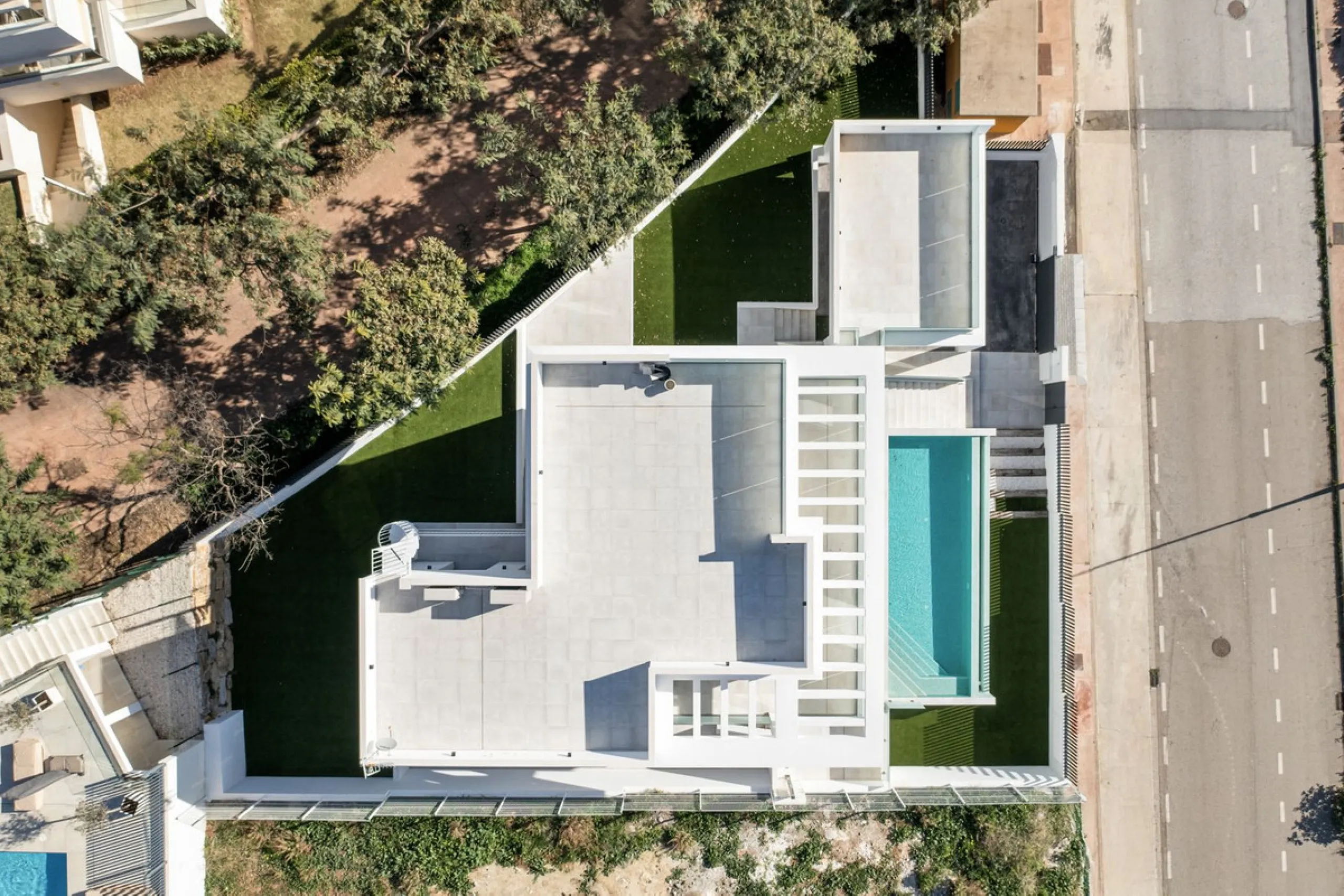 SPACIOUS CONTEMPORARY VILLA IN TOP LOCATION!
