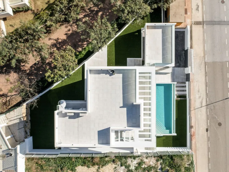 SPACIOUS CONTEMPORARY VILLA IN TOP LOCATION!