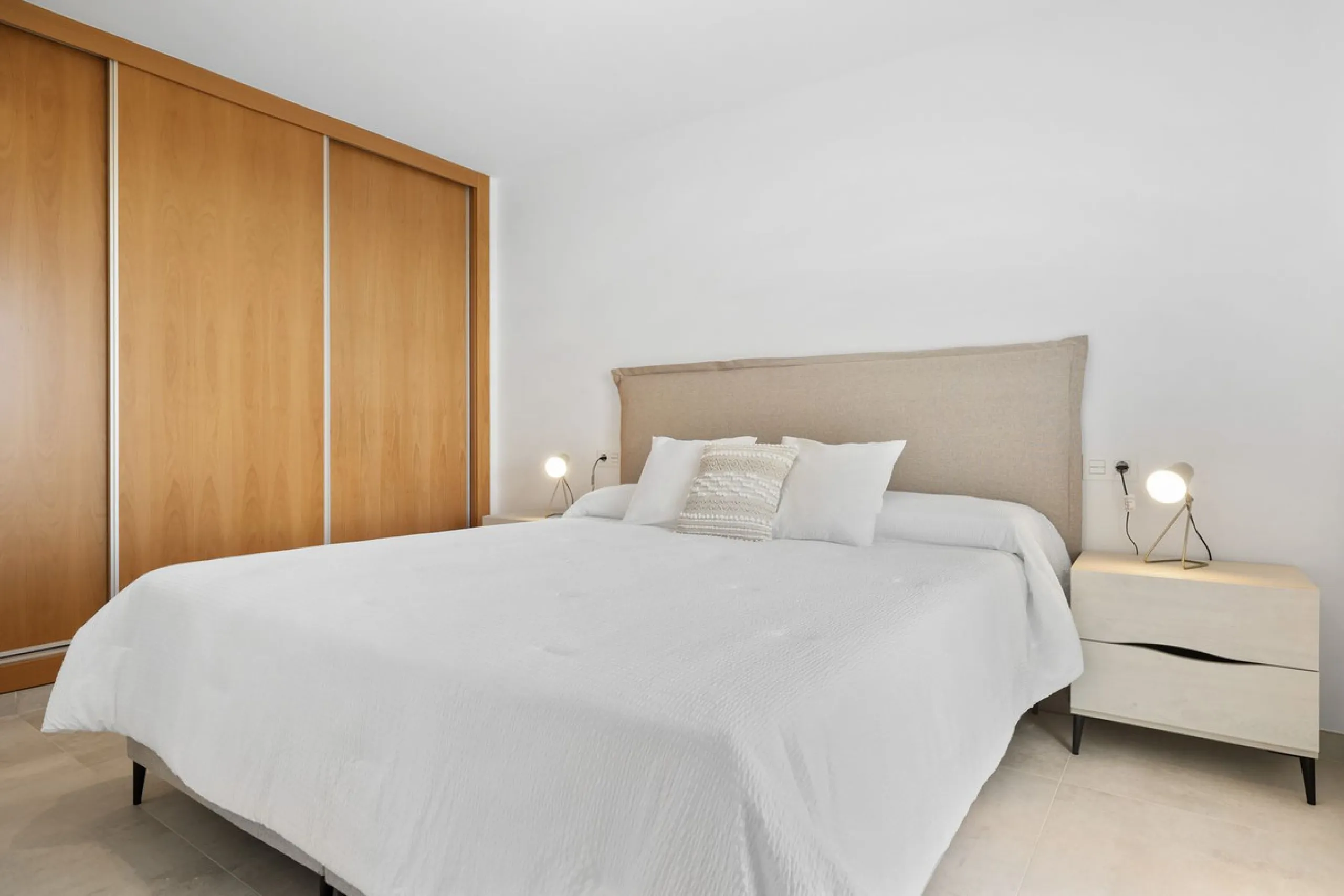 SPACIOUS CONTEMPORARY VILLA IN TOP LOCATION!