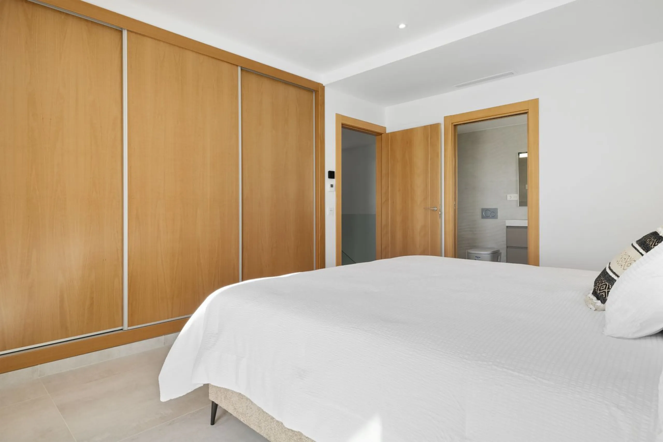 SPACIOUS CONTEMPORARY VILLA IN TOP LOCATION!