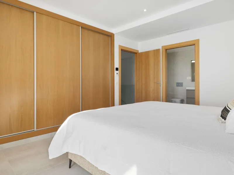 SPACIOUS CONTEMPORARY VILLA IN TOP LOCATION!
