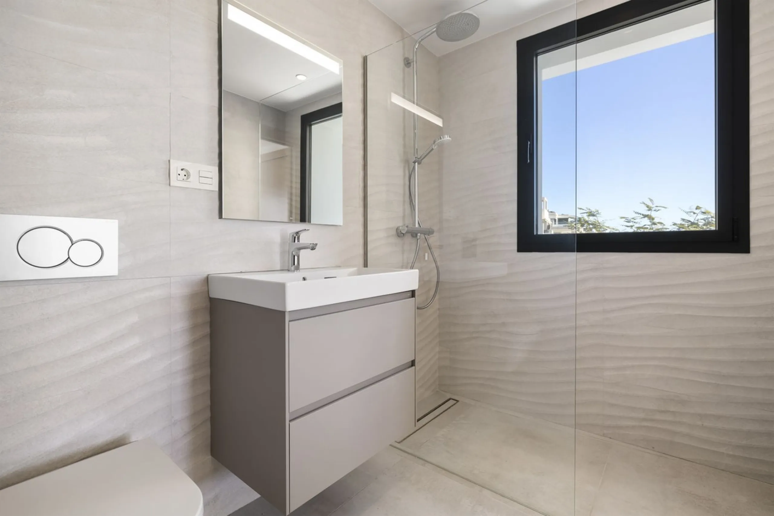 SPACIOUS CONTEMPORARY VILLA IN TOP LOCATION!