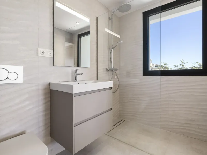 SPACIOUS CONTEMPORARY VILLA IN TOP LOCATION!