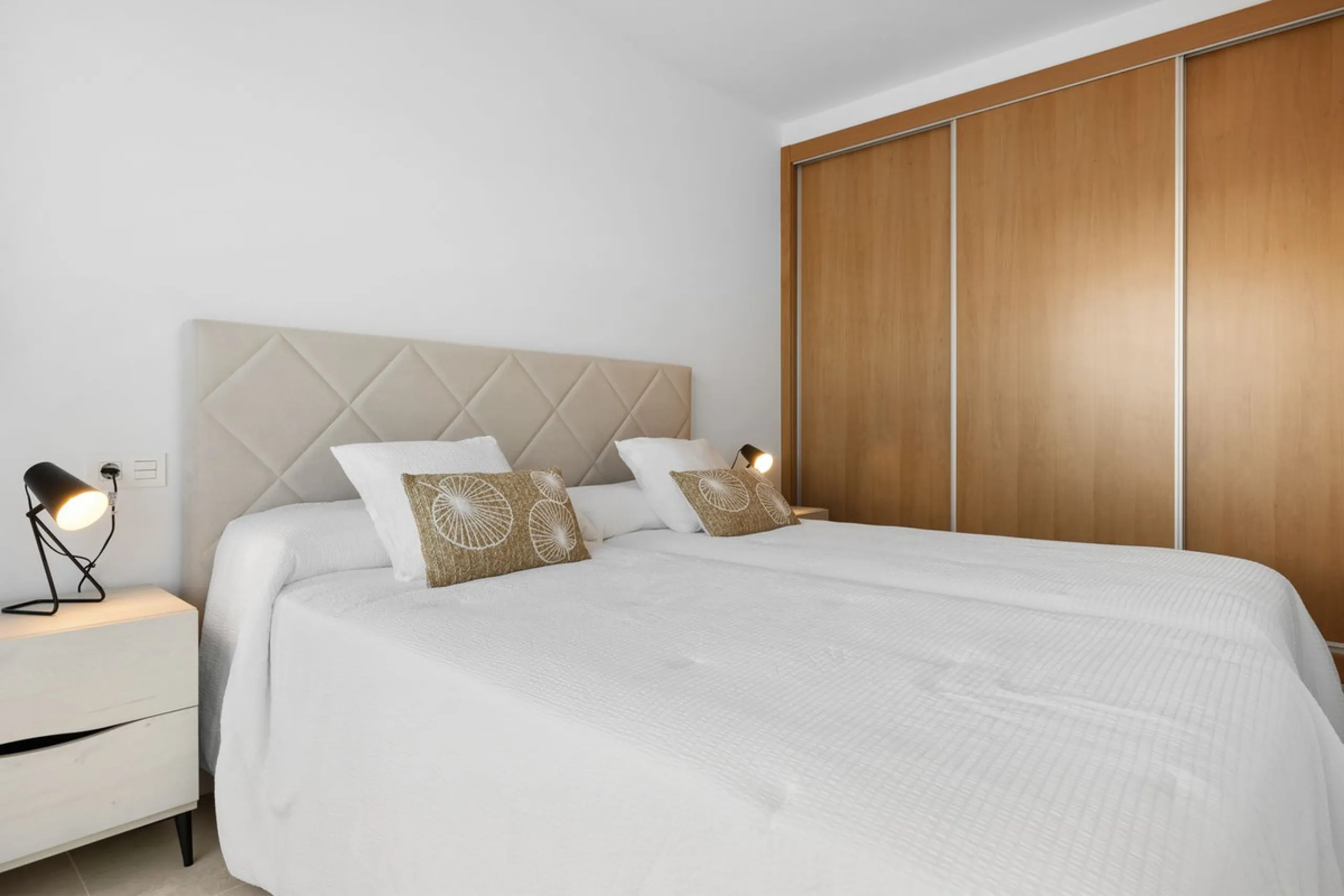 SPACIOUS CONTEMPORARY VILLA IN TOP LOCATION!