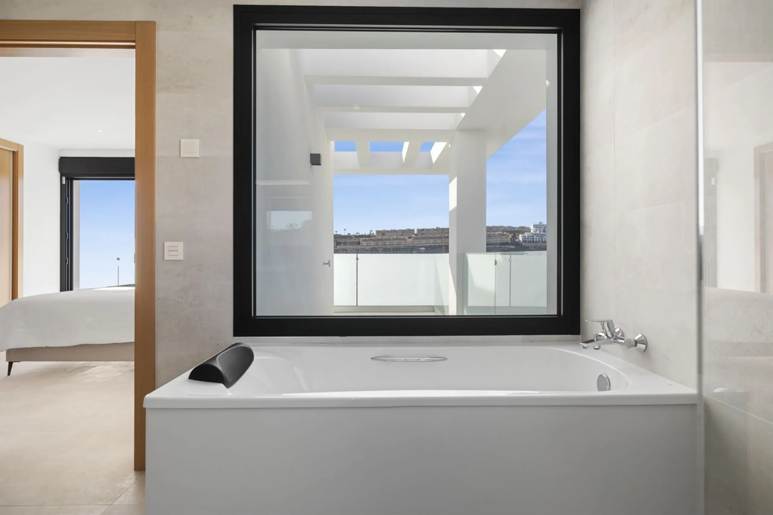 SPACIOUS CONTEMPORARY VILLA IN TOP LOCATION!