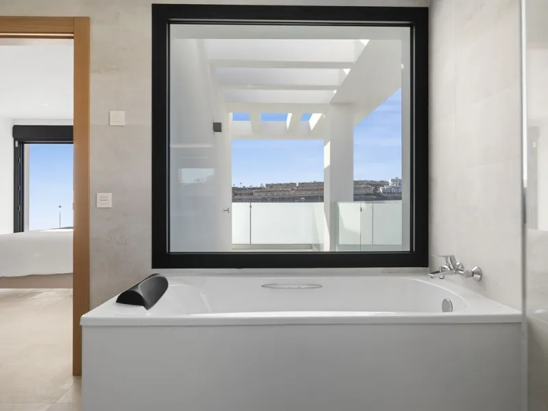 SPACIOUS CONTEMPORARY VILLA IN TOP LOCATION!