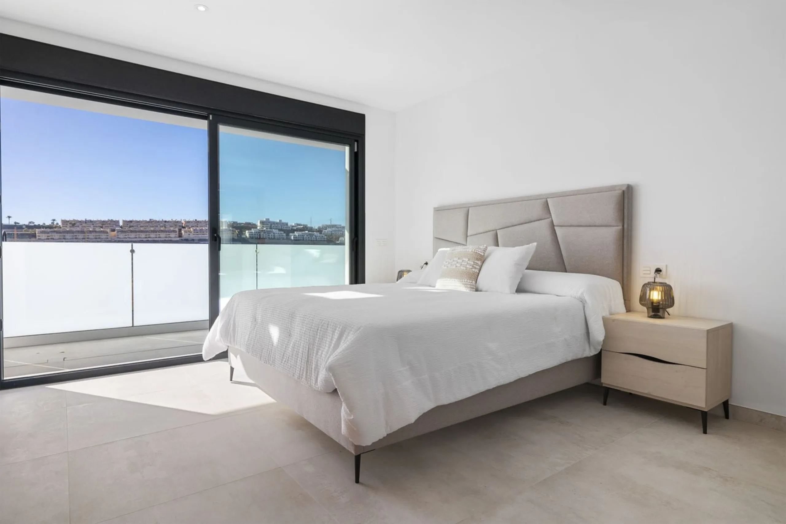 SPACIOUS CONTEMPORARY VILLA IN TOP LOCATION!