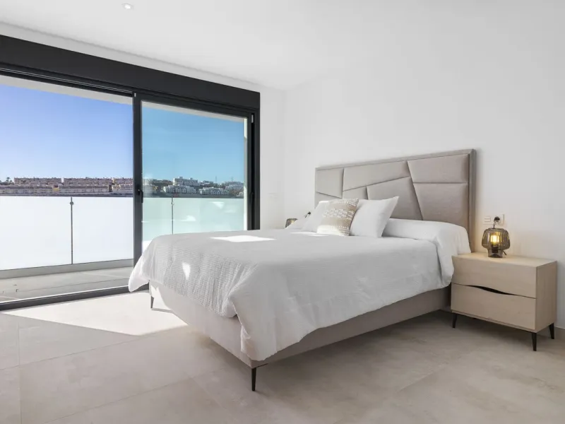 SPACIOUS CONTEMPORARY VILLA IN TOP LOCATION!