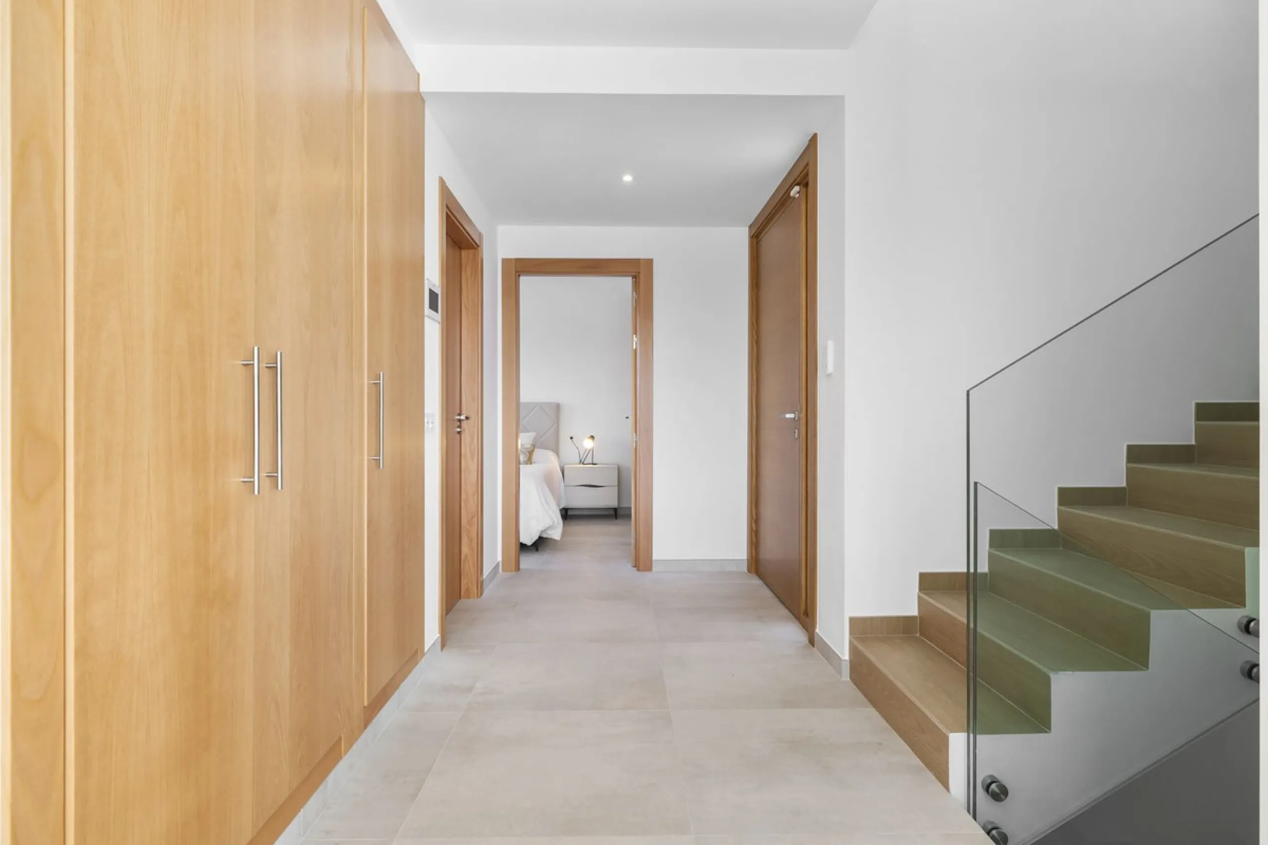 SPACIOUS CONTEMPORARY VILLA IN TOP LOCATION!