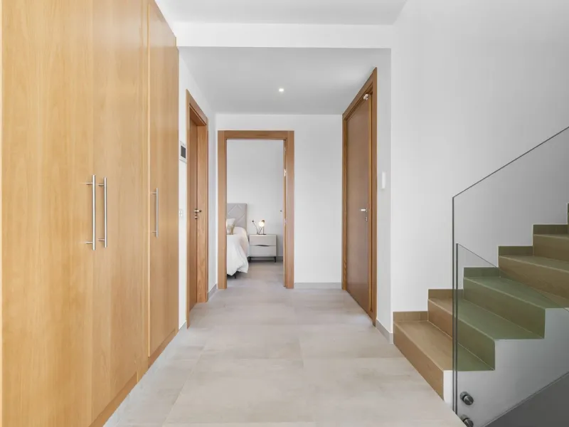 SPACIOUS CONTEMPORARY VILLA IN TOP LOCATION!