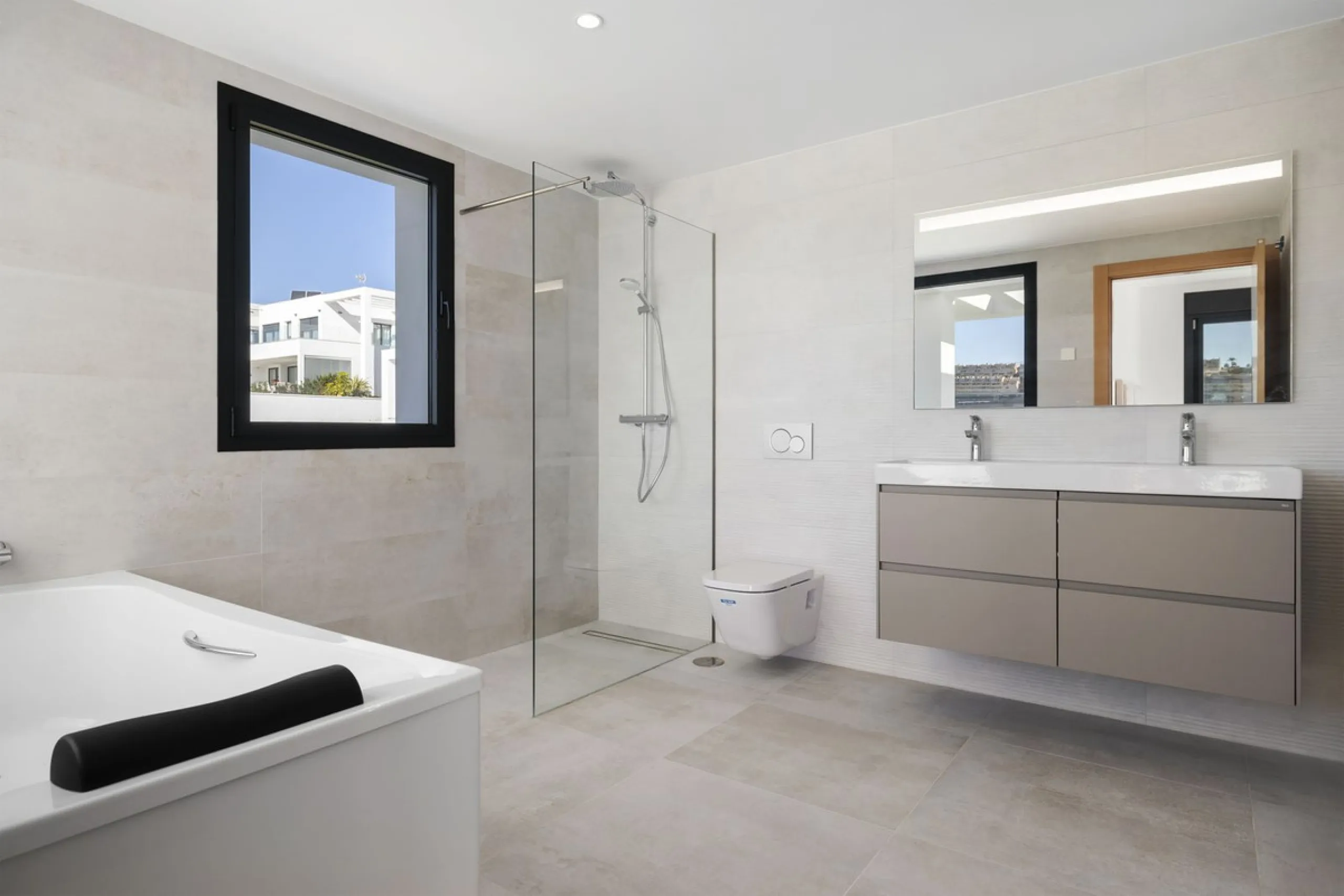 SPACIOUS CONTEMPORARY VILLA IN TOP LOCATION!