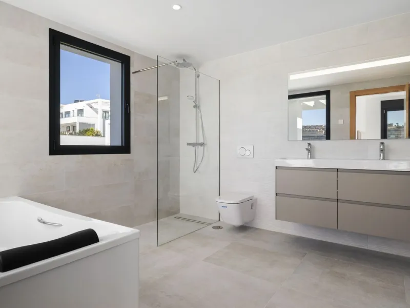 SPACIOUS CONTEMPORARY VILLA IN TOP LOCATION!