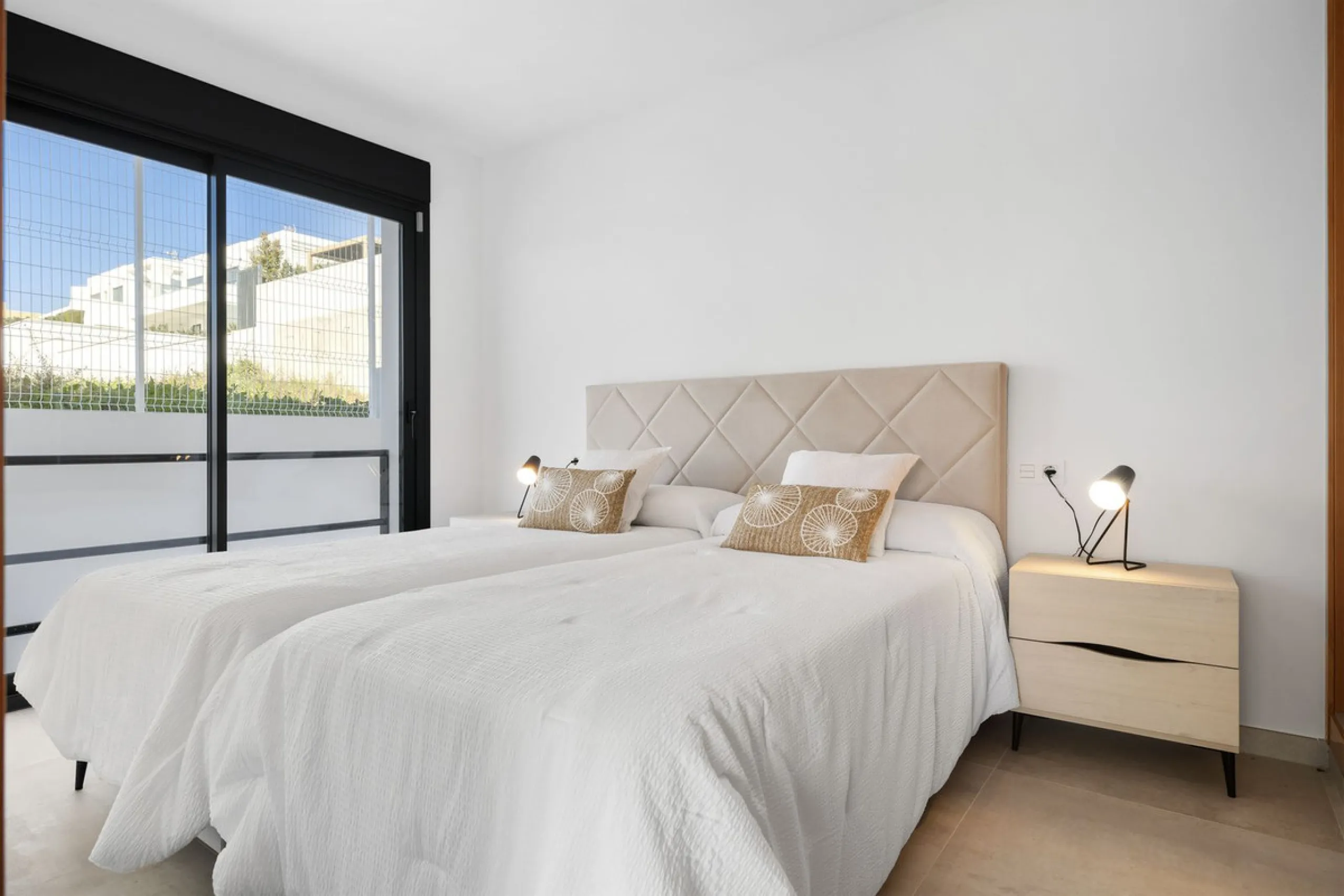 SPACIOUS CONTEMPORARY VILLA IN TOP LOCATION!