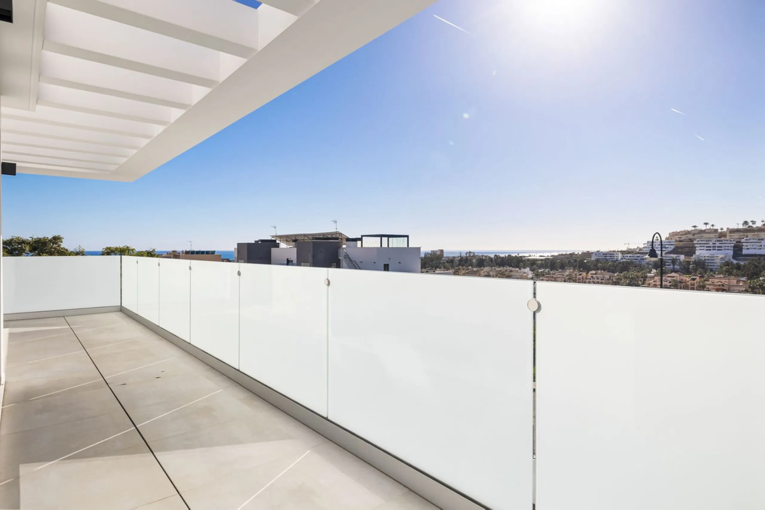 SPACIOUS CONTEMPORARY VILLA IN TOP LOCATION!