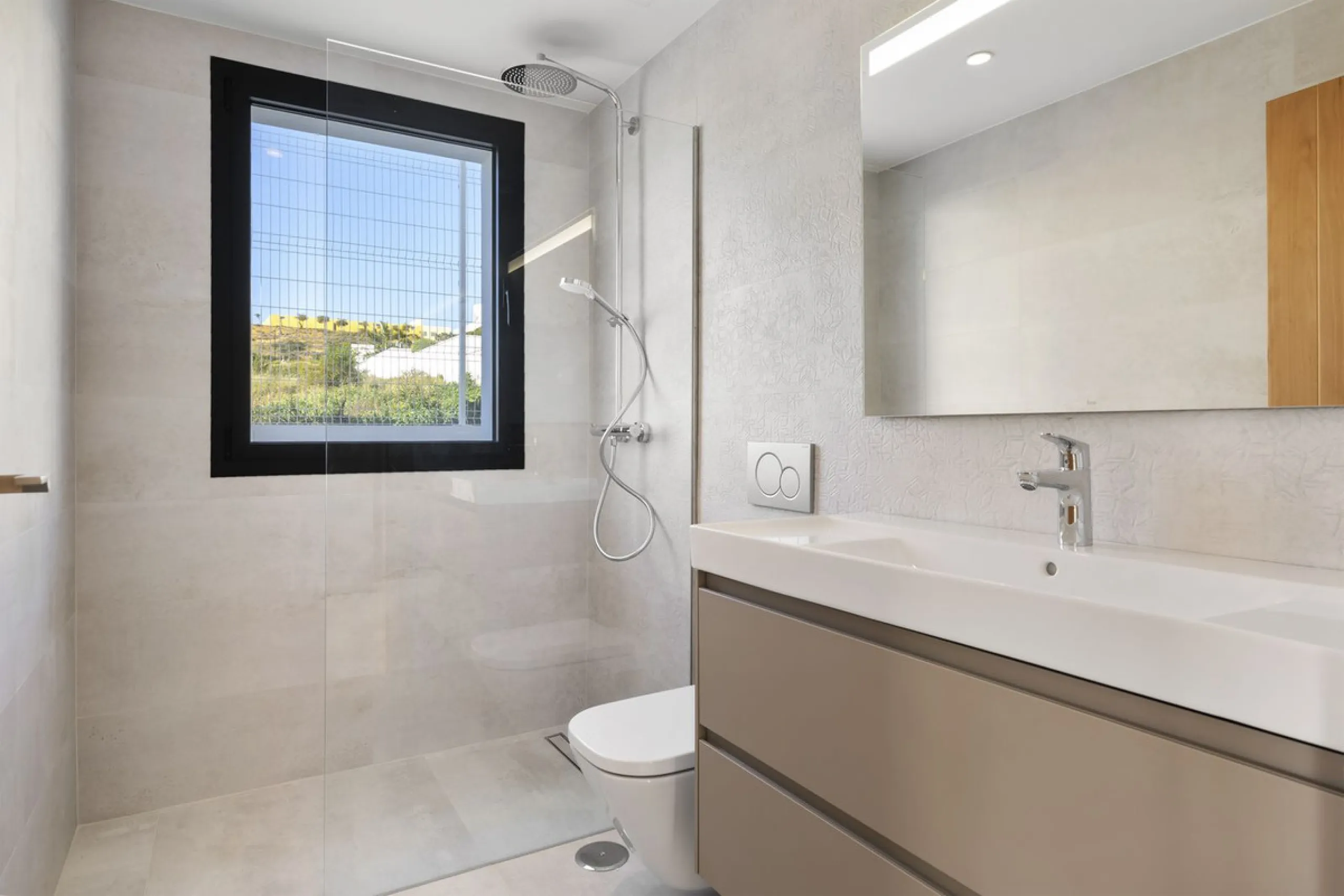 SPACIOUS CONTEMPORARY VILLA IN TOP LOCATION!