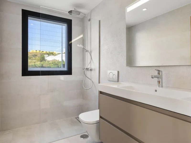 SPACIOUS CONTEMPORARY VILLA IN TOP LOCATION!