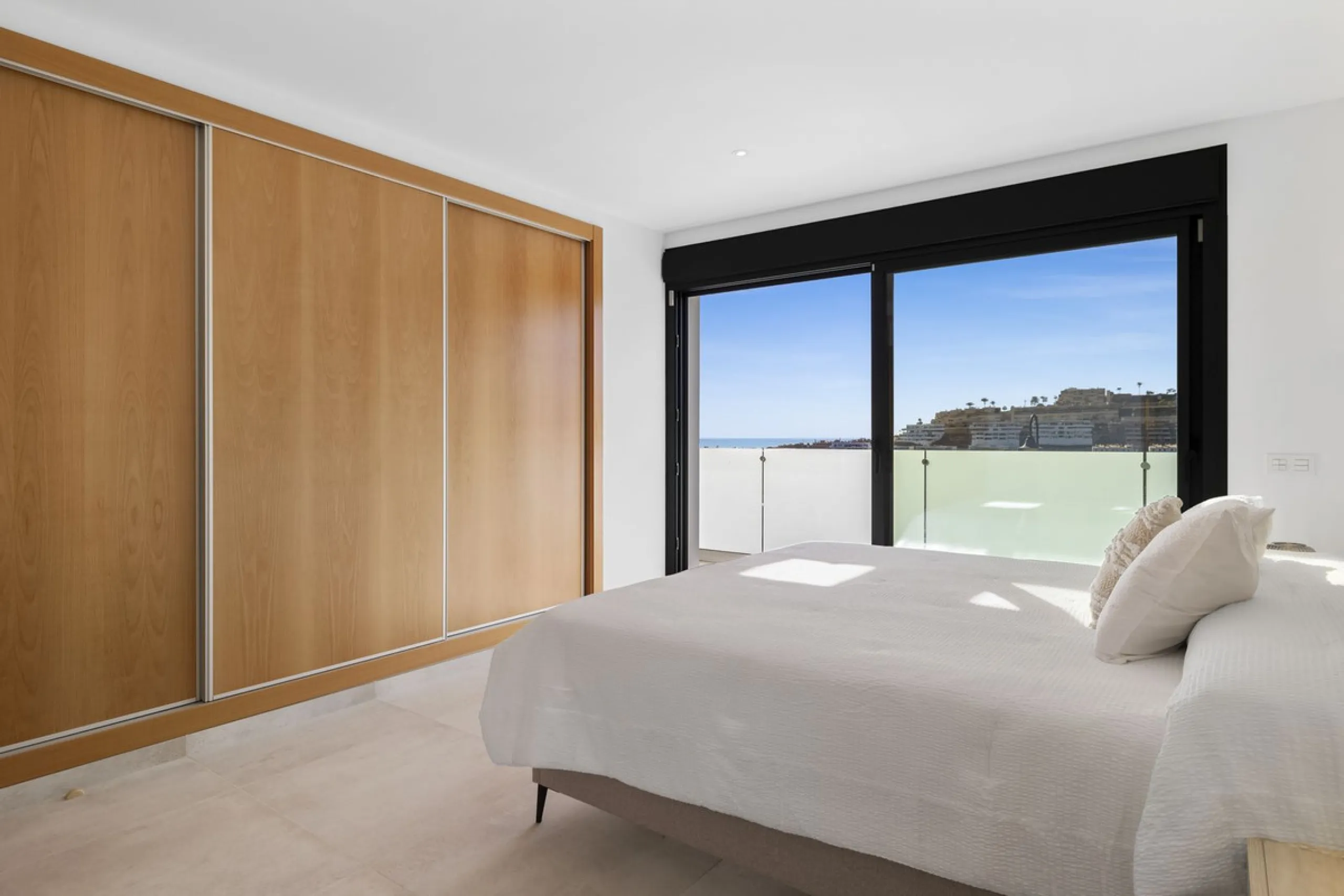 SPACIOUS CONTEMPORARY VILLA IN TOP LOCATION!