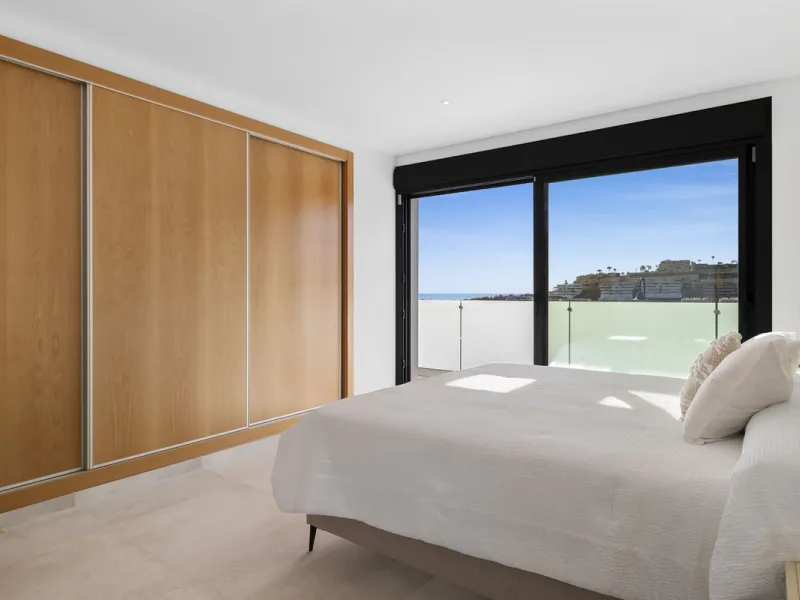 SPACIOUS CONTEMPORARY VILLA IN TOP LOCATION!