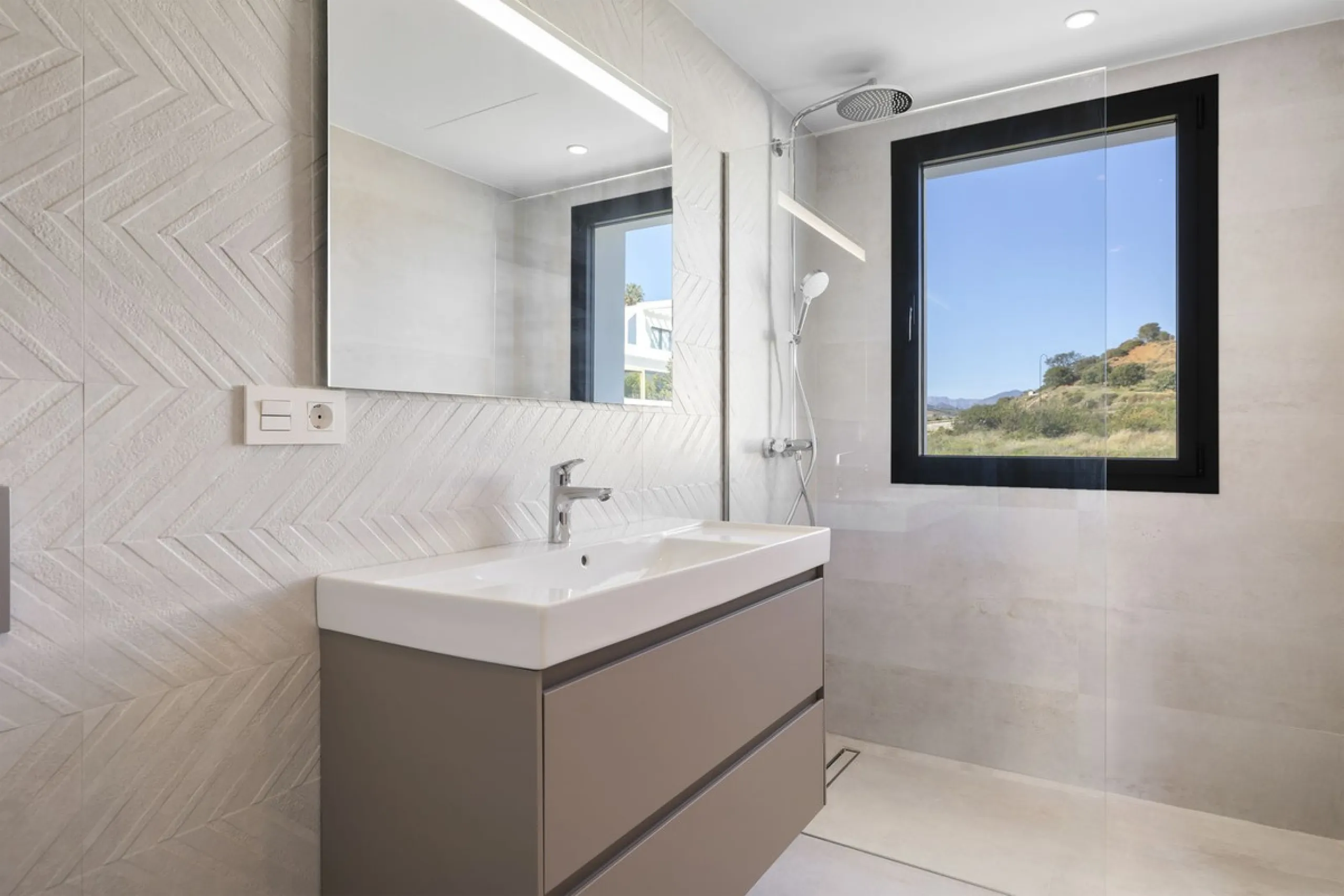 SPACIOUS CONTEMPORARY VILLA IN TOP LOCATION!