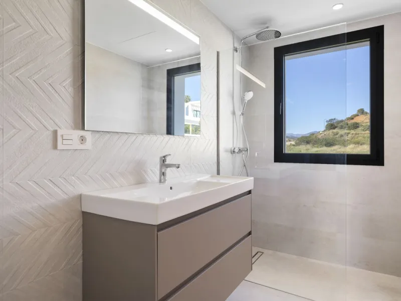 SPACIOUS CONTEMPORARY VILLA IN TOP LOCATION!