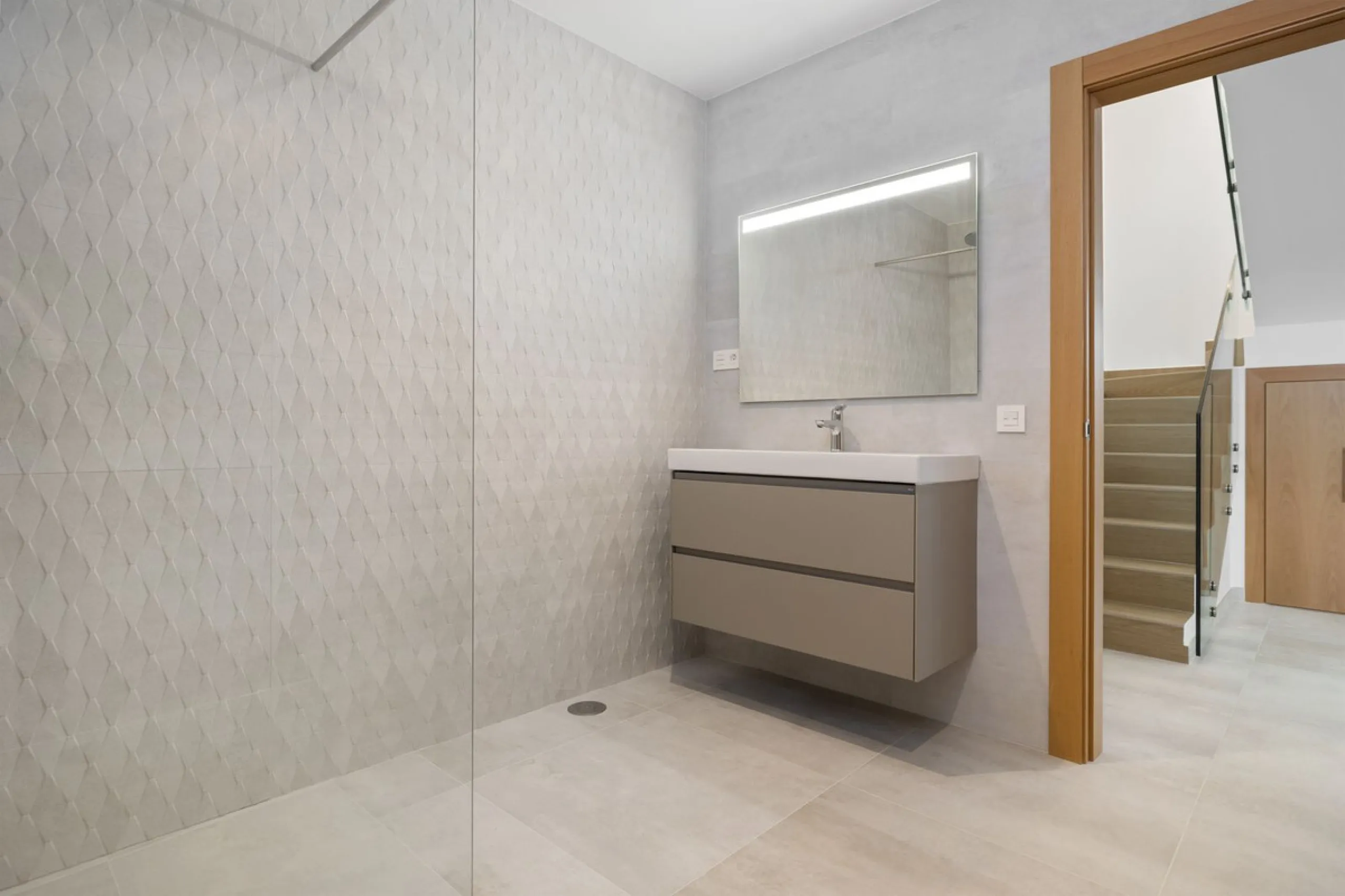 SPACIOUS CONTEMPORARY VILLA IN TOP LOCATION!