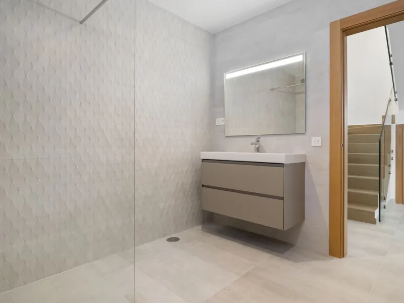 SPACIOUS CONTEMPORARY VILLA IN TOP LOCATION!