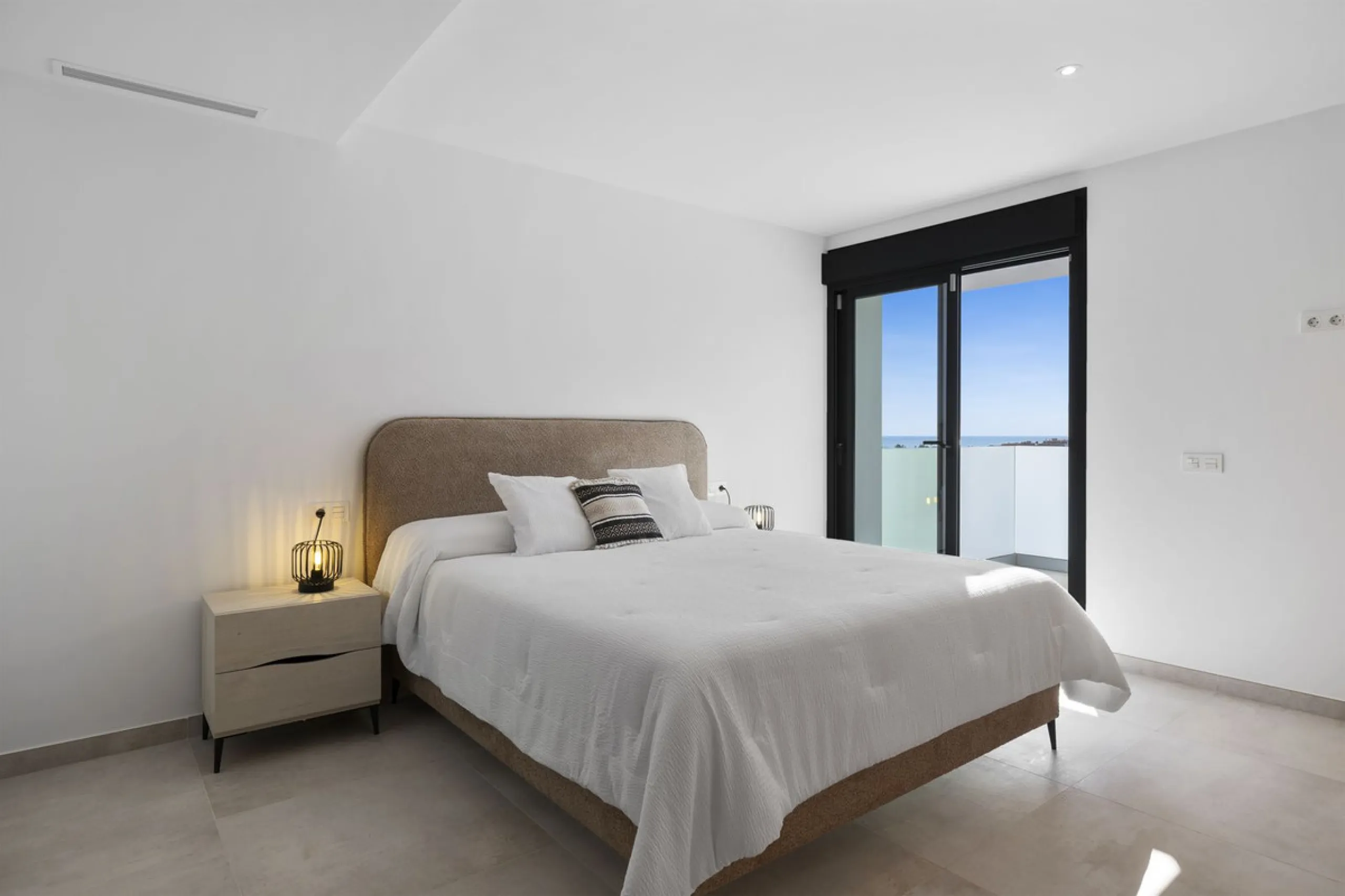 SPACIOUS CONTEMPORARY VILLA IN TOP LOCATION!