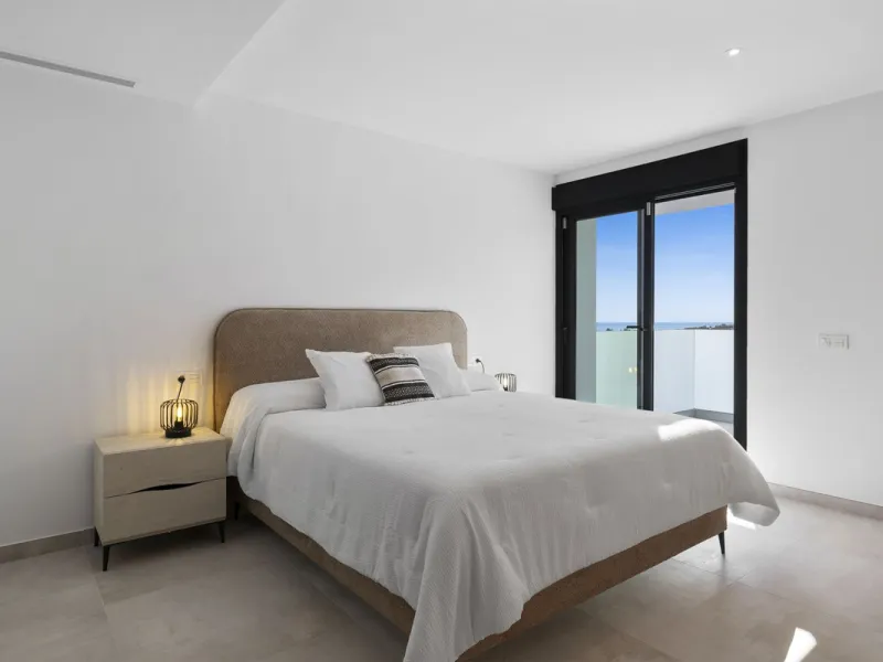 SPACIOUS CONTEMPORARY VILLA IN TOP LOCATION!