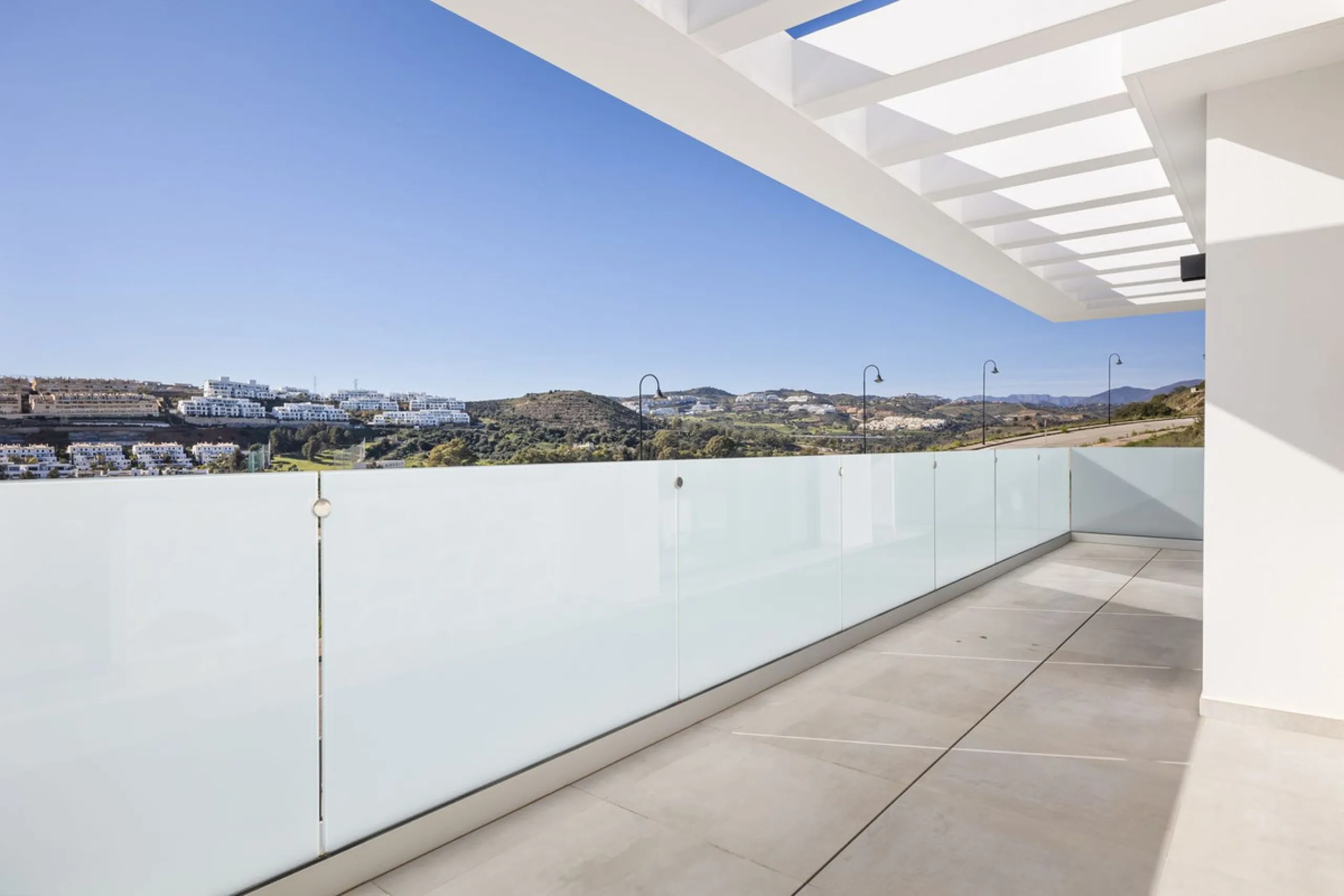 SPACIOUS CONTEMPORARY VILLA IN TOP LOCATION!