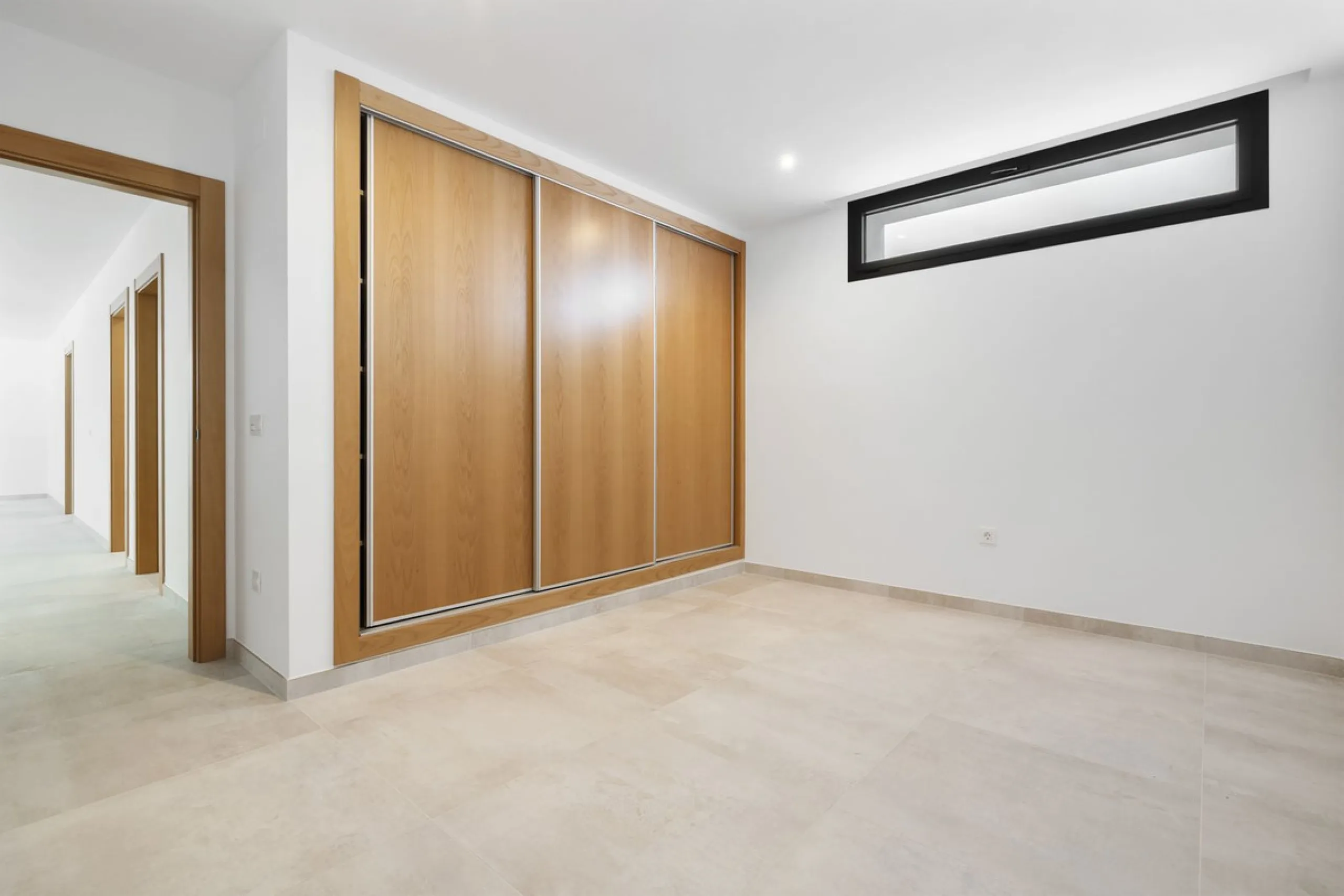 SPACIOUS CONTEMPORARY VILLA IN TOP LOCATION!