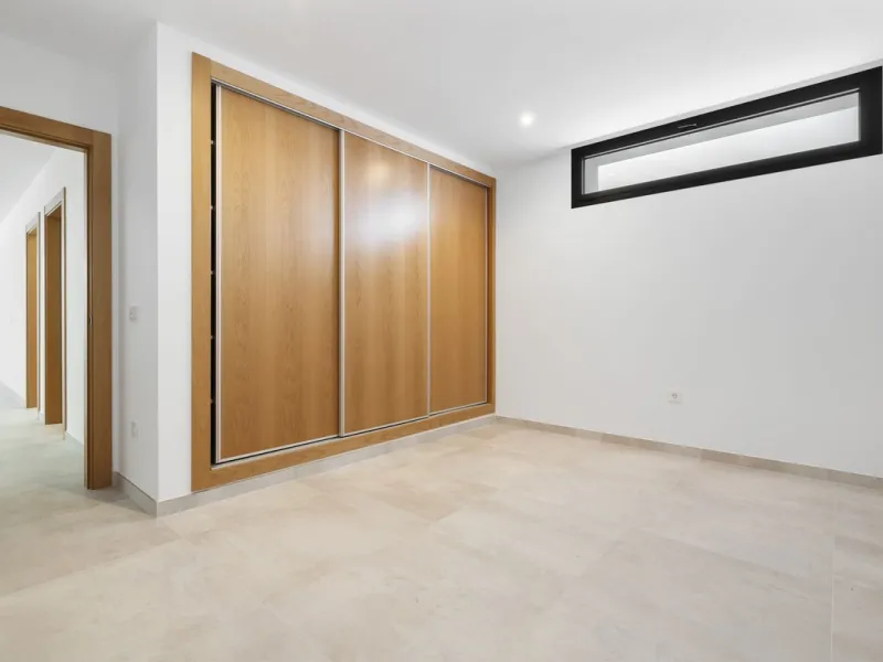 SPACIOUS CONTEMPORARY VILLA IN TOP LOCATION!