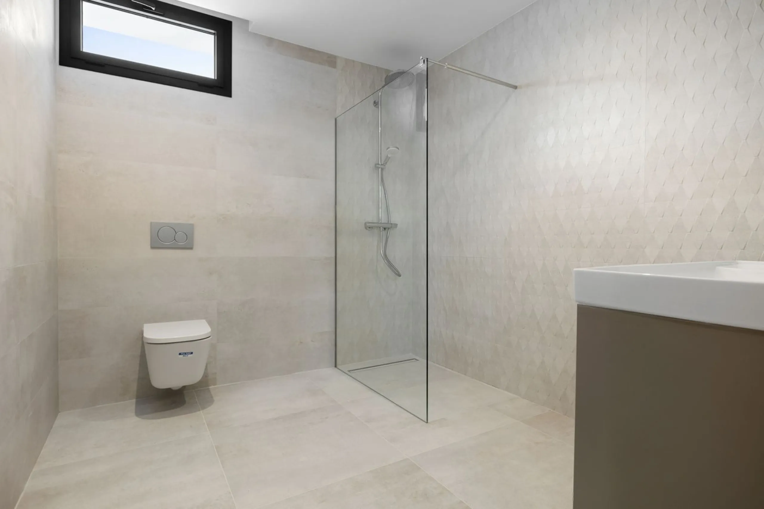 SPACIOUS CONTEMPORARY VILLA IN TOP LOCATION!