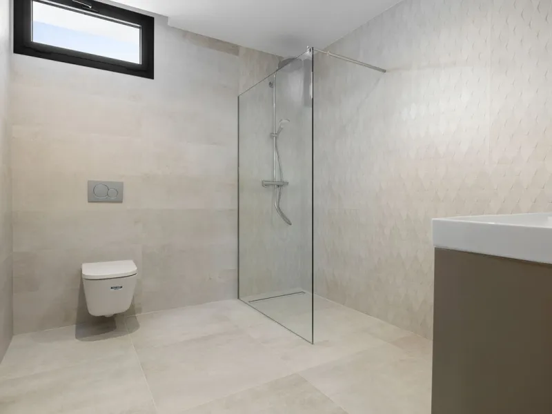 SPACIOUS CONTEMPORARY VILLA IN TOP LOCATION!