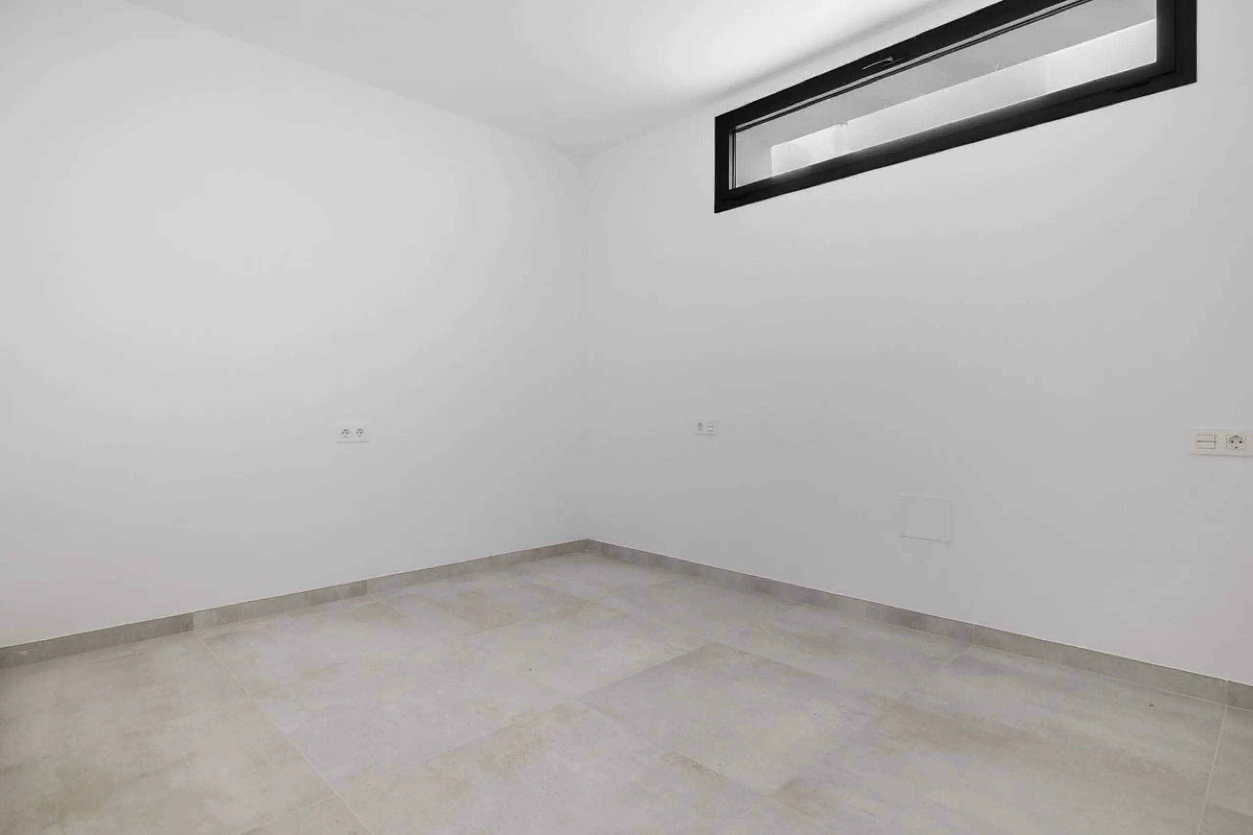 SPACIOUS CONTEMPORARY VILLA IN TOP LOCATION!