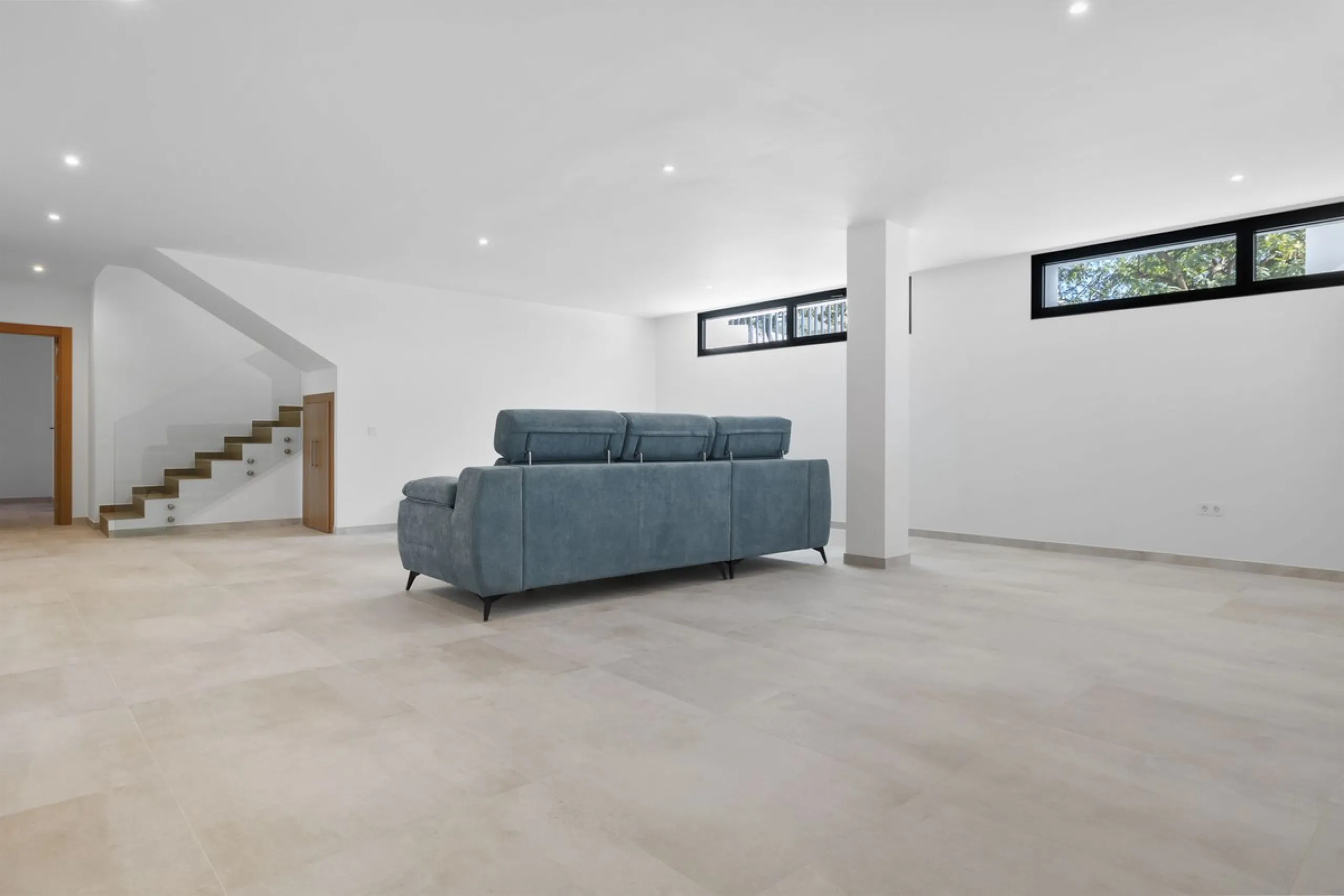 SPACIOUS CONTEMPORARY VILLA IN TOP LOCATION!