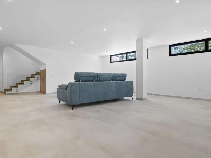 SPACIOUS CONTEMPORARY VILLA IN TOP LOCATION!