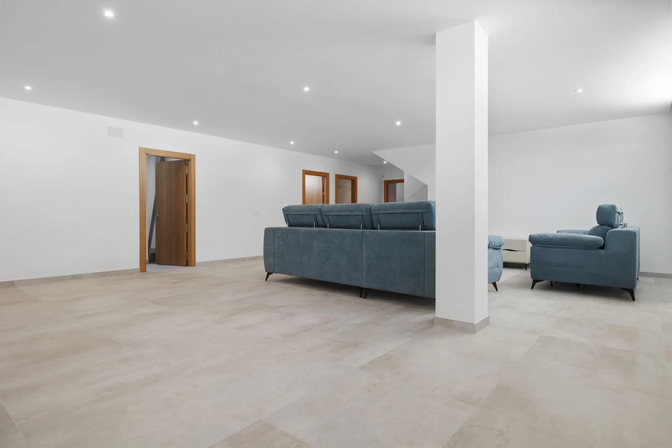 SPACIOUS CONTEMPORARY VILLA IN TOP LOCATION!