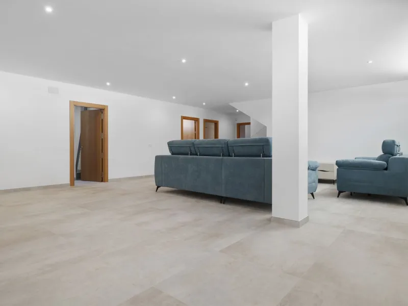 SPACIOUS CONTEMPORARY VILLA IN TOP LOCATION!