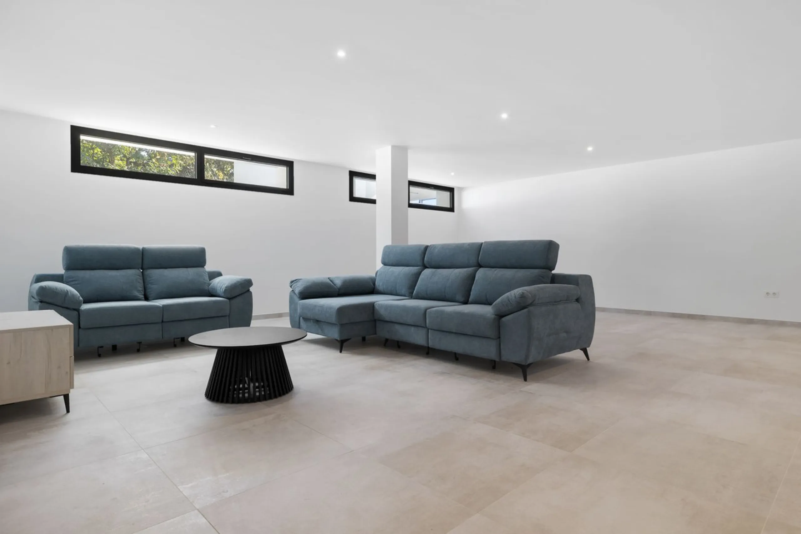 SPACIOUS CONTEMPORARY VILLA IN TOP LOCATION!