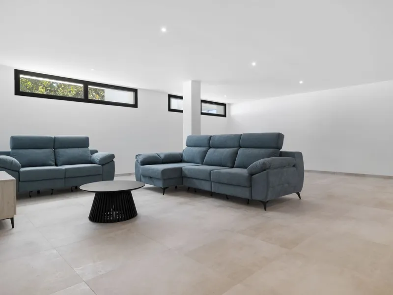 SPACIOUS CONTEMPORARY VILLA IN TOP LOCATION!