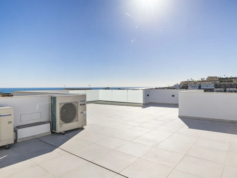 SPACIOUS CONTEMPORARY VILLA IN TOP LOCATION!