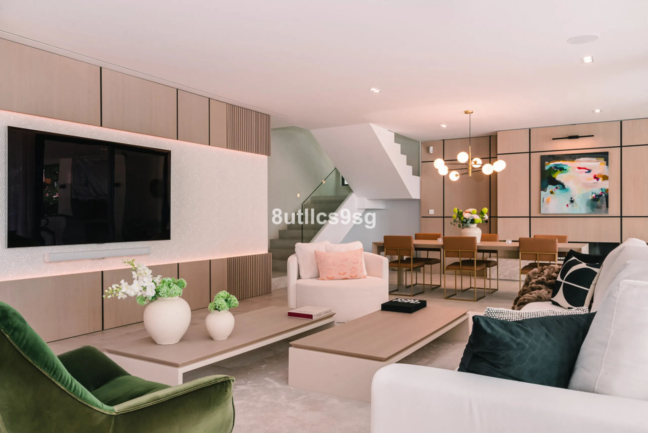 This stunning villa is located in the exclusive area of Nueva Andalucía, Marbella, Málaga, and stands out for its modern design and privileged location. With a constructed area of 844m² and a plot of 1.142m², this property offers a spacious and comfortabl