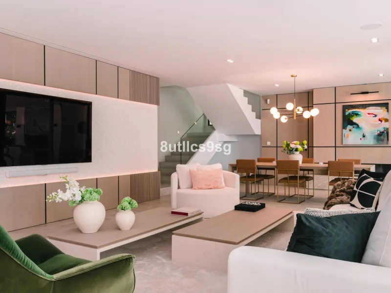 This stunning villa is located in the exclusive area of Nueva Andalucía, Marbella, Málaga, and stands out for its modern design and privileged location. With a constructed area of 844m² and a plot of 1.142m², this property offers a spacious and comfortabl
